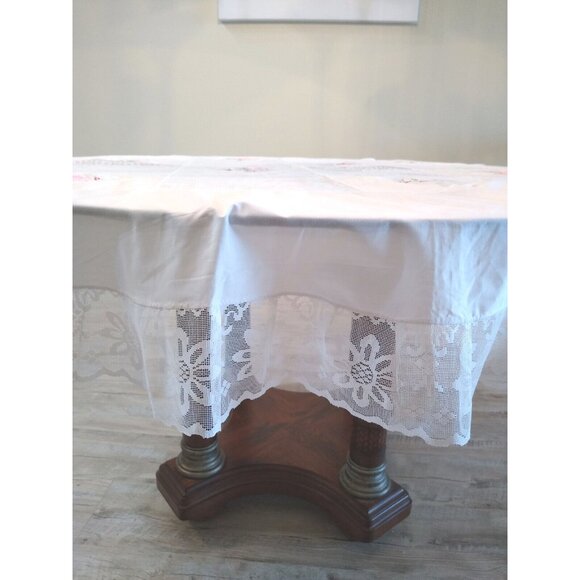 VINTAGE ROUND WHITE TABLECLOTH WITH LACE AND EMBROIDERY SQUARES, 5 NAPKINS